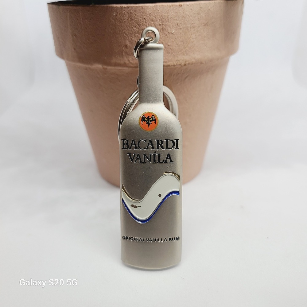 Bacardi Vanila Original Vanilla Rum Bottle Keychain Men's‎ Collectible Accessory